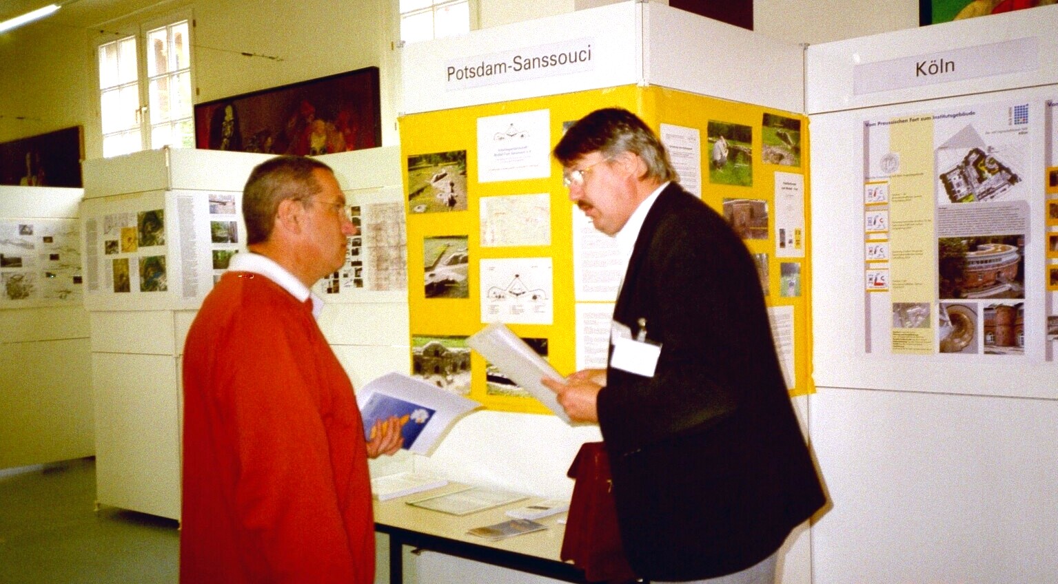 Gespräch vor der Ausstellung